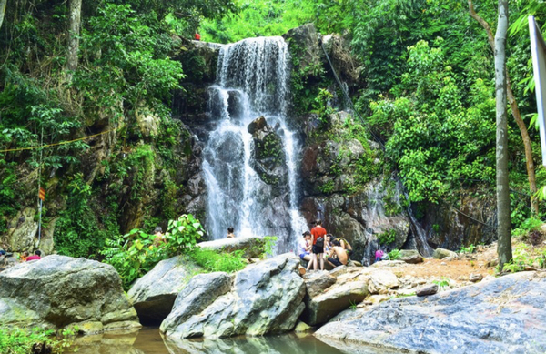 Suối ở thác Cổng Trời