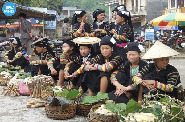 Người dân bản địa tham gia chợ phiên Phố Đòn