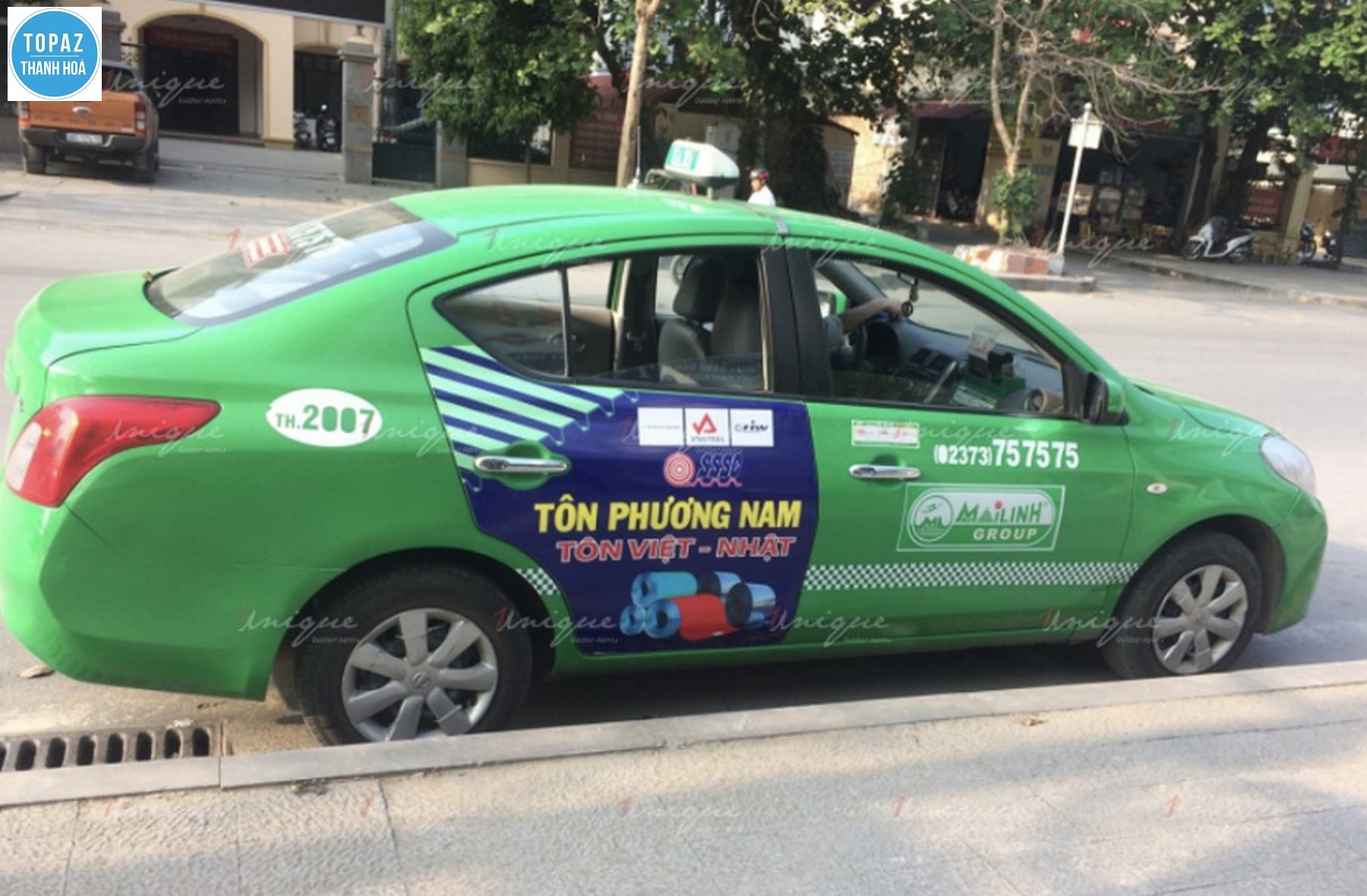 Hình ảnh taxi phục vụ du khách di chuyển từ bãi biển Hải Tiến cách Sầm Sơn bao nhiêu km