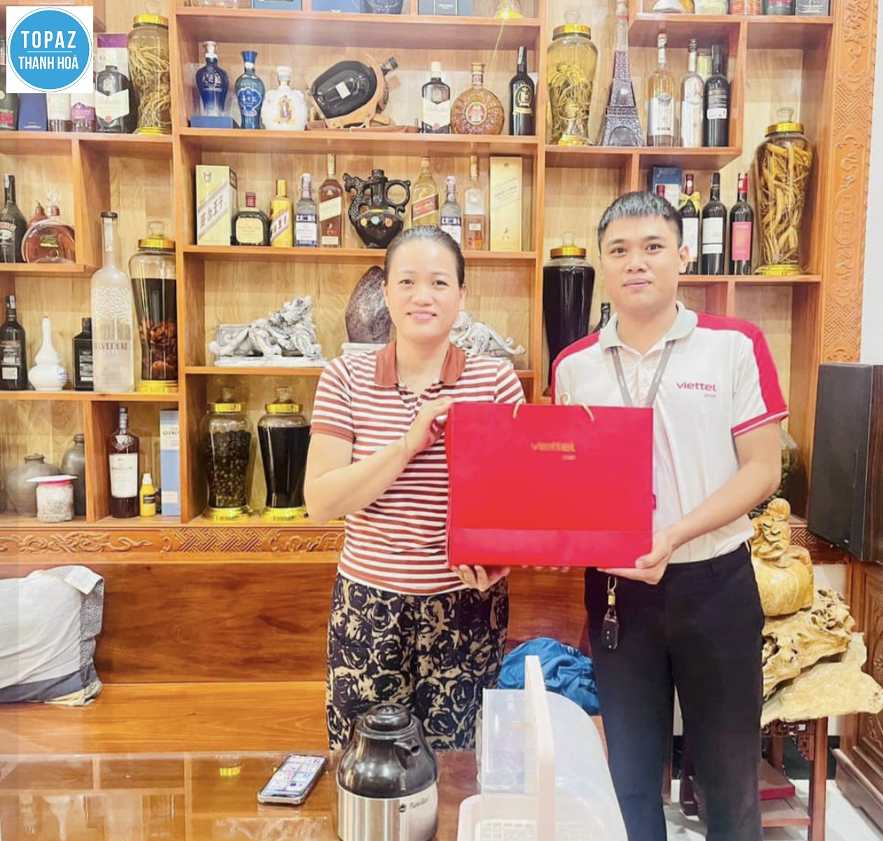 Hình ảnh Viettel Post giao hàng tận nhà 