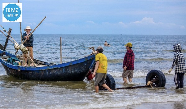 Hình ảnh người dân đánh bắt thuỷ sản tại biển 