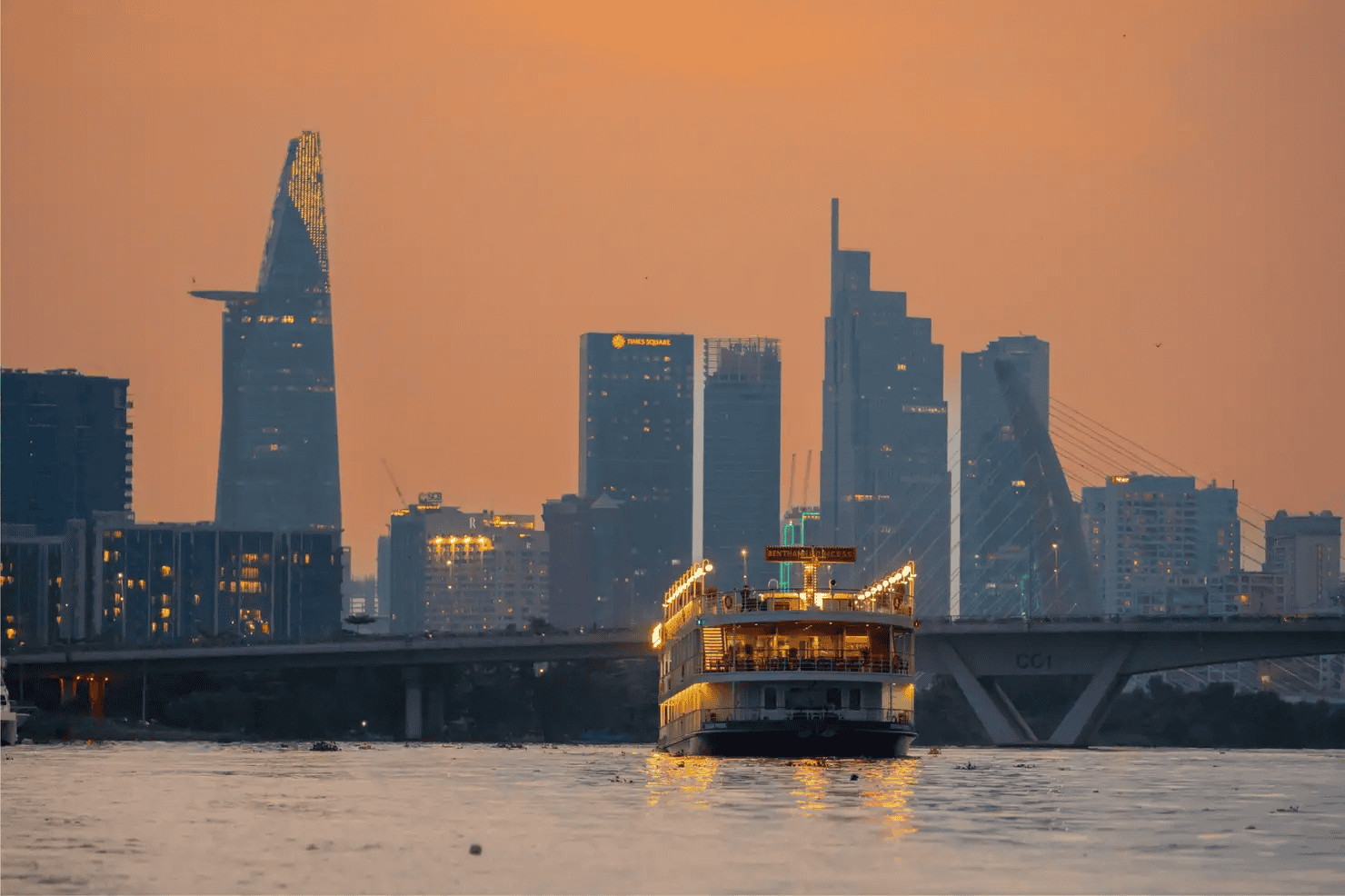 Du thuyền trên sông Sài Gòn